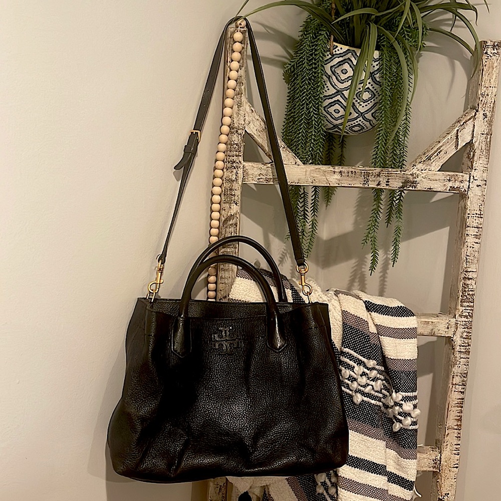 Cross body Tory Burch bag! In beautiful condition just don’t use much anymore 💗